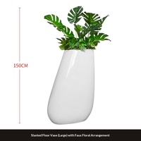 Grand vase sur pied en fibre de verre, design moderne et épuré, forme oblique, pour bureaux de vente immobilière et maisons-témoin