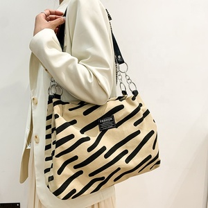 Sac fourre-tout à bandoulière décontracté coréen de luxe avec rayures zébrées, imprimé cerise, chaînes de grande capacité, sangle Pu, sac fourre-tout avec étiquette en tissu - Product Image 2