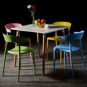 Silla de Comedor Apilable de Plástico con Respaldo Nórdico, Estilo Moderno y Lujoso, para Hogar, Oficina y Cafetería, Apta para Uso en Interiores y Exteriores - Product Image 2