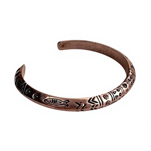 Regalo para el Día de la Madre, Brazalete de Cobre Personalizado, Brazalete Metálico Hecho a Mano con Patrón de Pez Tribal en Relieve, Moderno - Product Image 1