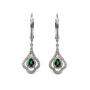 Boucles d'oreilles pendantes classiques de Hong Kong en or blanc 18 carats de qualité supérieure avec émeraude verte, idéales pour mariage ou soirée - Product Image 1