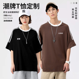 T-shirt en coton à col rond et manches courtes avec logo personnalisé imprimé, trois bandes, épaules tombantes, vêtement décontracté - Product Image 1