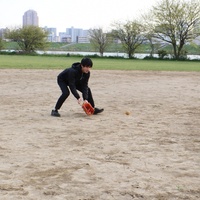 Boule de baseball en caoutchouc, noir, jaune, terre