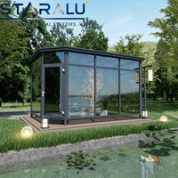 Véranda en aluminium conçue architecturalement avec des panneaux de verre courbés et un profil moderne pour un attrait esthétique unique