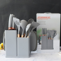 Ensemble de 19 Ustensiles de Cuisine en Silicone avec Manches en Bois et Seau de Rangement Planche à Découper
