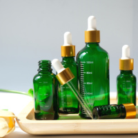 Bouteilles d'huile essentielle en verre graduées personnalisées vertes avec compte-gouttes