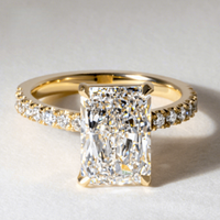 Anillo de Compromiso de Oro Amarillo con Diamante Creado en Laboratorio CVD VVS Certificado por IGI Personalizado, Oro de 10k 14k 18k, Corte Radiante y Engaste Pavé