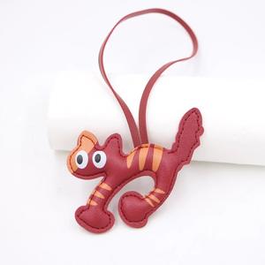 Porte-clés en cuir PU chaton de dessin animé amusant et mignon, personnalisé avec l'image de votre animal de compagnie. - Product Image 4