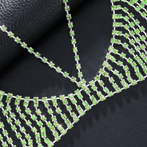 سلسلة صدر أوروبية أمريكية جديدة عصرية من سبيكة مطلية باللون الأخضر بتصميم نادي ليلي مثير ولامع مرصع بأحجار الراين - Product Image 3