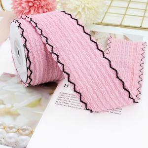 Nouvel arrivage : Ruban polyester texturé simple face 3 cm, smocké, avec bords à surpiqûres contrastantes pour la ceinture des bloomers et combinaisons de bébé (lot de 5) - Product Image 3