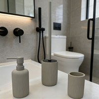 Ensemble d'accessoires de salle de bain beige à nervures verticales 3 pièces : distributeur de savon liquide, porte-brosse WC, gobelet – Kit d'accessoires pour comptoir de salle de bain