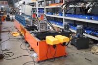 Machine de fabrication de volets roulants métalliques à prix d'usine / Machine de formage de rouleaux de lattes en acier pour cadres de portes à volets roulants