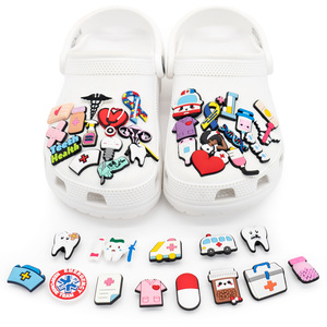 Breloques en PVC pour <span class=keywords><strong>chaussures</strong></span> de soins médicaux, infirmières et médecins, assortiment en gros, personnalisables avec logo - Product Image 1
