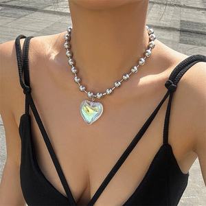 Nuevo Estilo de Joyería para Fiesta de Mujer: Collar con Colgante de Resina Moderno, Collares de Cuentas Plateadas, Gargantilla con Dije de Corazón Grande Exagerado para Chicas - Product Image 1