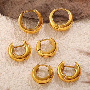 Boucles d'oreilles créoles géométriques minimalistes en acier inoxydable avec placage or 18 carats pour un usage quotidien - Product Image 2