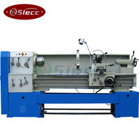 Machine de tournage de tour horizontal en métal manuel à usage moyen 220V avec grand trou de broche Centres de distance de 1000mm pour l'utilisation du moteur