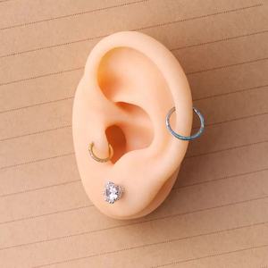 Pendiente de Aro con Segmento Articulado de Titanio G23 con Ópalo Frontal, para Tragus, Concha, Hélix, Cartílago, Nariz, Septum, Joyería para Piercing Corporal - Product Image 4