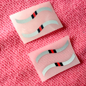 Etiquetas Termoadhesivas de PET Ecológicas Personalizadas de Fábrica con Borde Cortado a Láser, Autoadhesivas para Prendas y Bolsas - Product Image 1