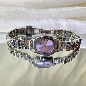 Reloj de banda de acero inoxidable de lujo de gama alta para mujer con estilo Simple, esfera pequeña ovalada, movimiento de cuarzo, luz de nicho, venta al por mayor - Product Image 2