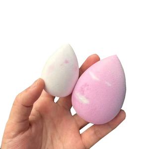 Éponges à changement de couleur violette en forme de goutte Cosmétiques éponges de <span class=keywords><strong>maquillage</strong></span> personnalisées magiques à changement de température - Product Image 2