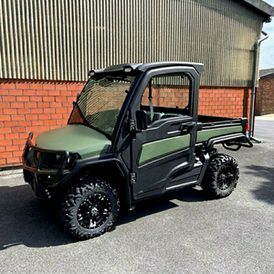 Véhicule utilitaire tout-terrain Green John Deere 4x4 avec cabine fermée, benne de chargement et pare-chocs avant pour le transport agricole - Product Image 1