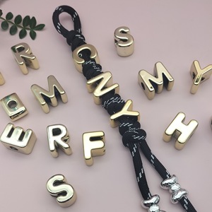 Cuentas de letras chapadas en oro, cuentas deslizantes de alfabeto con agujero grande para correas de bolsos <span class=keywords><strong>y</strong></span> pulseras - Product Image 2