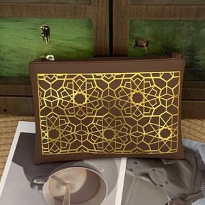 Bolsa de Cosméticos de Piel Sintética Marrón de Alta Gama con Estampado Geométrico Dorado, Elegante Bolsa de Mano con Cierre para Uso Diario y de Viaje - Product Image 1