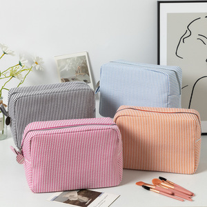 Bolsa de cosméticos Seersucker, bolsa de aseo a rayas de gran capacidad para viajes, uso diario, cierre con cremallera rectangular 100% algodón - Product Image 4