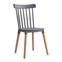 Chaises en plastique de style Windsor de différentes couleurs avec des pieds en bois