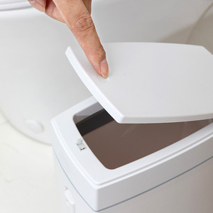 Cubo de basura con cepillo, diseño de esquina de 4.5L, para baño, uso doméstico en interiores, plástico blanco con tapa - Product Image 2