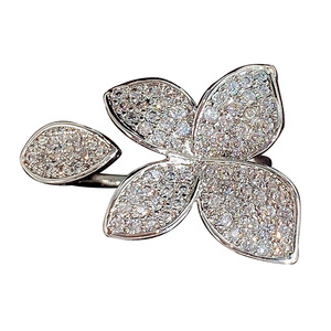 Anello Aperto con Fiore Scintillante per Donne, Gioiello Elegante e alla Moda - Product Image 1
