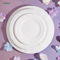 Assiettes en céramique blanches unies avec logo personnalisé, bord festonné, en porcelaine fine, pour cadeau de mariage, vente en gros