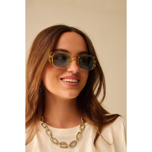 Lunettes de soleil ovales avec montures transparentes brillantes en jaune - Product Image 3
