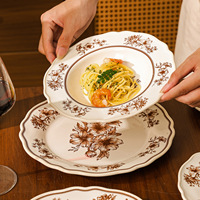 Service de table en céramique marron vintage à motif floral avec bord festonné et décor sous glaçure, pour l'exportation, les hôtels, les restaurants et la maison