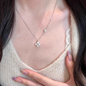 Collana in Acciaio Inossidabile con Quadrifoglio in Zirconia Cubica, Catena Sottile e Delicata, Gioiello di Moda per Donne - Product Image 4