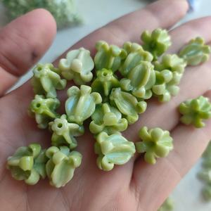 热销皇冠花珠 雕刻渐变绿色夏威夷皇冠花树脂珠 - Product Image 1