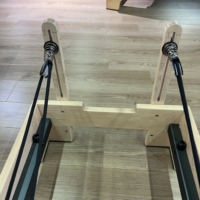Lit de Pilates Reformer en Bois avec Barre Fixe, Revêtement en Cuir, Couleurs Personnalisables OEM/ODM pour Distributeurs et Studios de Pilates