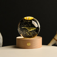 Vente en gros d'usine, sphère décorative en verre cristal K9 avec base en bois LED gravée au laser 3D, design personnalisé d'animaux marins