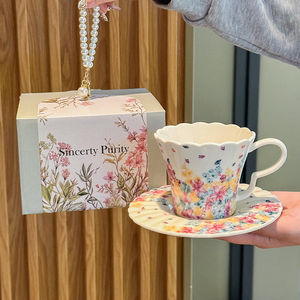 Nuovo Regalo di Compleanno per la Migliore Amica: Elegante Set di Tazza e Piattino in Ceramica con Design Floreale - Regalo Perfetto e Premuroso per la Hostess - Product Image 1