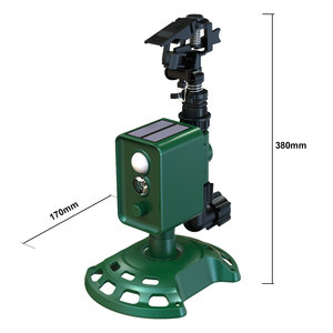 Rociador con sensor de movimiento a prueba de agua IP65 con energía <span class=keywords><strong>solar</strong></span> para disuadir a los zorros, mapaches para perros Con luz intermitente - Product Image 1