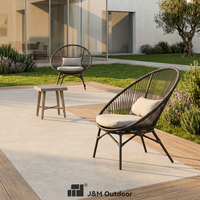J&M T714A Modernes Rattan-Lounge-Set mit Kaffeetisch Dreiteiliges Set Metallrahmen Outdoor-Terrassen-Teetisch Zwei Einzelne Klappbare Stühle