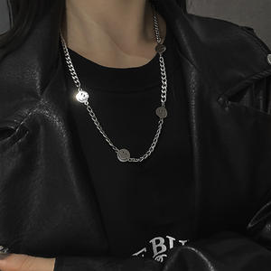 Collar con Expresiones Faciales de Feliz, <span class=keywords><strong>Triste</strong></span>, <span class=keywords><strong>Enojado</strong></span> <span class=keywords><strong>y</strong></span> Alegre, Cadena Estilo Suéter Hip-hop de Moda para Mujer - Product Image 2