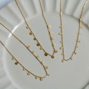 Collier ras du cou pour femme en acier inoxydable plaqué or 18 carats avec 3 motifs de disques, vente en gros |   Design Minimaliste Élégant - Product Image 2