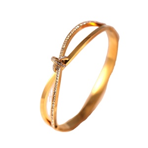 Bracelet de fiançailles simple pour femme en acier inoxydable avec breloque, plaqué or, design géométrique tendance, certifié par un tiers, marque XM - Product Image 1
