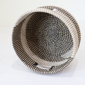 Panier rond en jonc de mer tissé à la main Panier de rangement rond noir et blanc avec poignées Organisateur décoratif pour étagères - Product Image 3