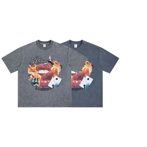 Vêtements pour hommes |   Collection Printemps/Été 2026 : T-shirt en coton imprimé lettres rouge flamme, style urbain rétro américain, tendance et numérique - Product Image 3