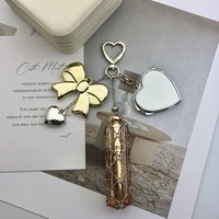 Porte-clés et décoration de sac tendance en acrylique, avec nœud, miroir en forme de cœur, en acier inoxydable argenté, motif sac à maquillage en maille
