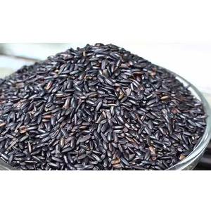 Riz noir biologique à grains entiers sur fond en bois rustique avec cuillère en bois, provenant d'Orissa - Product Image 1