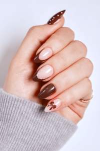 Uñas Postizas Color Chocolate Marrón con Punta Francesa, Diseño de Puntos y Mariposas, Forma Almendrada, Estampado Dorado, Longitud Media, Personalizadas OEM ODM - Product Image 3