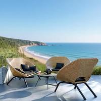 Ensemble table et chaises d'extérieur nordique pour des vacances confortables, parfait pour se détendre sur le balcon ou dans le jardin, y compris un canapé